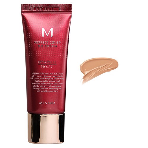 En röd tub med Missha BB-kräm med en beige färgprovdocka bredvid.