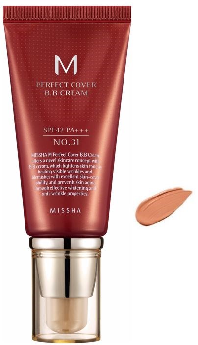 En rød tube med Missha Perfect Cover B.B Cream med SPF 42. Kremen er prøvetast ved siden av tuben.