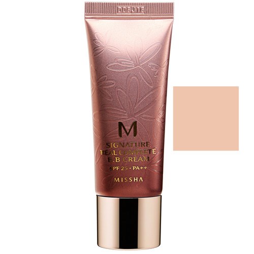 En rosa tub av Missha BB-kräm med en guldlock, märkt med SPF 25 och PA++, med blomsterdesign.