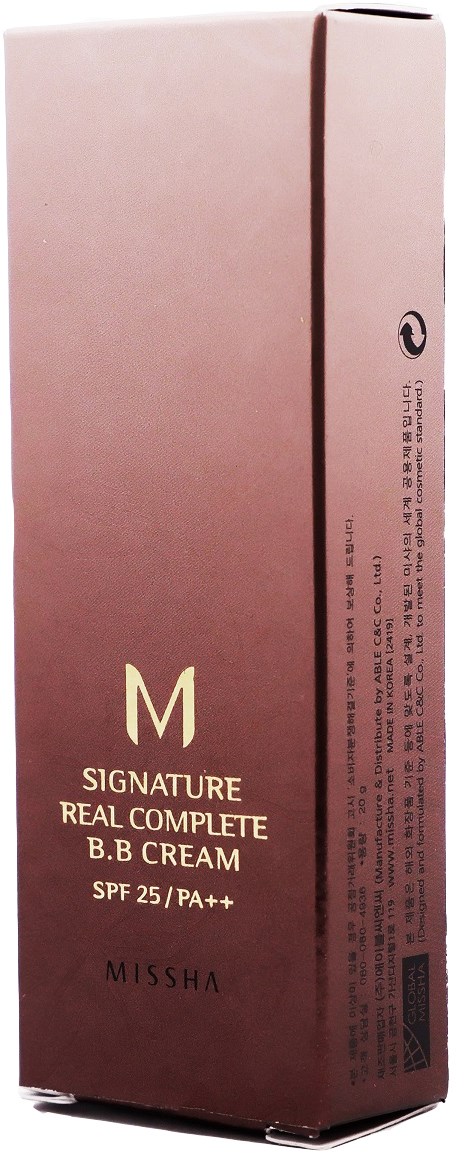 En lång, rosa och brunt läppstiftsförpackning med gyllene NE-bokstav. Innehåller Missha Signature BB Cream SPF 25 PA++.