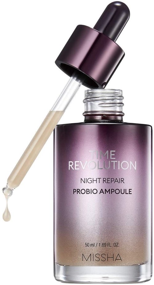 En lilla og sølvfarvet flaske med en pipette indeholder et hudplejeserum. Labelen siger TIME REVOLUTION NIGHT REPAIR PROBIO AMPOULE.