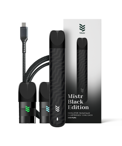 Bildet viser en vapeuringsenhet med to kartusjer, en med fleksibel slange, og emballasje merket "Mistr Black Edition."