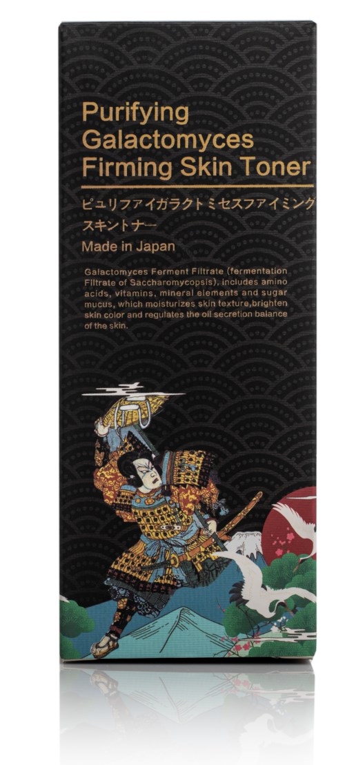 Förpackning med japansk text och en samuraisymbol, marknadsför en ansiktsvatten för fastare och renare hud. Ljusa färger och traditionell design.