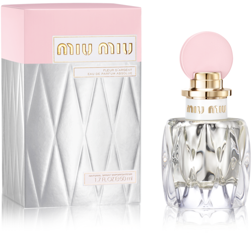 En Miu Miu-parfymflaska med rosa lock och gulddetaljer, bredvid den rosa och silverfärgade kartongen.