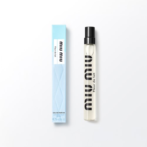 Miu Miu-tuoksu kirkkaassa pullossa, jossa on musta nuppi, ja vieressä on sininen laatikko. Tyylikäs ja yksinkertainen design.