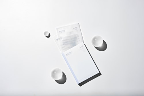 En tablet er åben, omgivet af tre hvide æg på en enkel hvid baggrund.