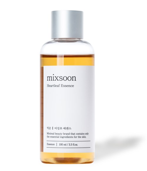 En lille flaske med ravfarvet væske mærket Mixsoon Heartful Essence. Det er et hudplejeprodukt.