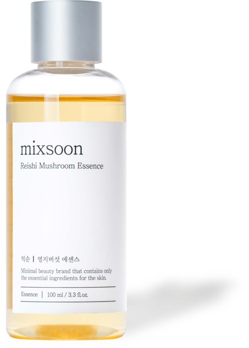 Eine klare Flasche mit silberner Kappe, gefüllt mit gelber Flüssigkeit, beschriftet 'mixsoon Reishi Mushroom Essence'.