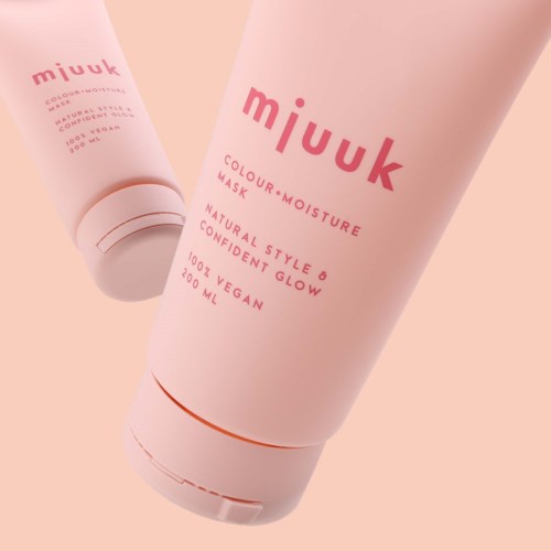 To rosa tuber av hudpleieprodukter med merking og tekst på en lys bakgrunn.