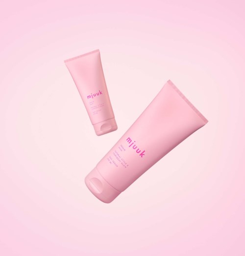 To rosa tuber, en stor og en liten, merket "miuuk," svever mot en rosa bakgrunn.