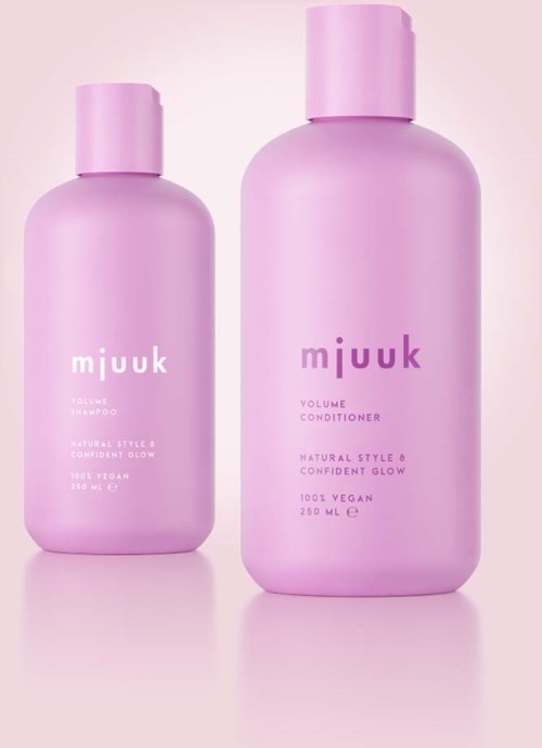 To rosa flasker merket "mjuuk", en mindre og en større, vises med minimal tekst for hårpleie.