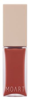 En nagellackflaska med beige kork och rödbrun vätska inuti. Ordet 'MOART' finns på flaskan.