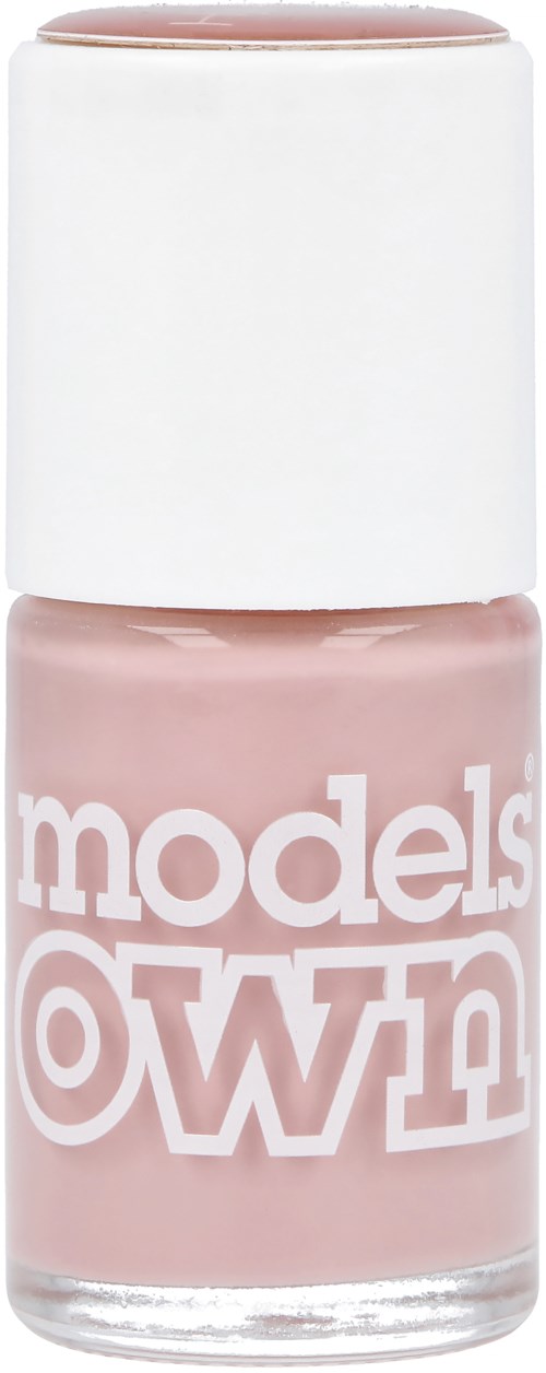 En liten flaska nagellack med rosa färg och vit kork, märkt 'models OMW.'