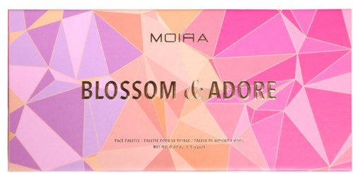 Farverig geometrisk baggrund med tekst om en makeup-palette kaldet Blossom & Adore.