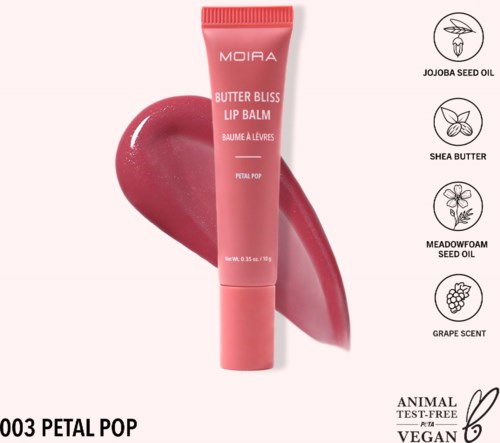 Läppbalsam i rosa tub märkt 'Moira Butter Bliss Lip Balm Petal Pop' med en läppfärg bakom. Innehåller naturliga oljor.
