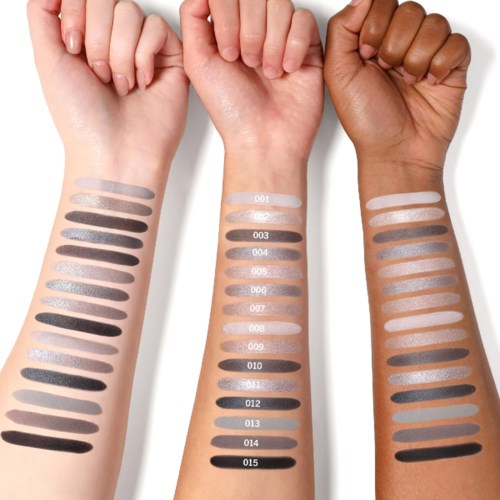 Drei Arme in unterschiedlichen Hauttönen mit verschiedenen Lidschatten- oder Make-up-Proben.