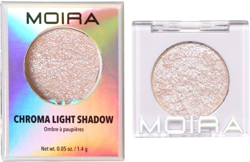 Holografisk emballage viser en lys farvet, skinnende øjenskygge fra Moira med mærket 'Chroma Light Shadow.'
