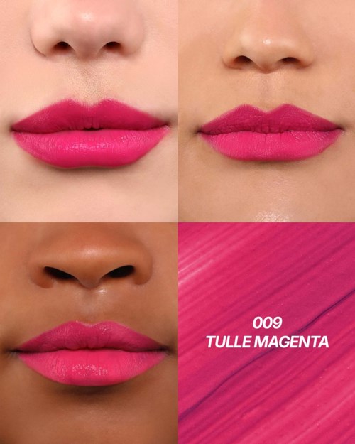 Afbeeldingen met lippen met roze lipstick in verschillende licht, met de kleurnaam Tulle Magenta.
