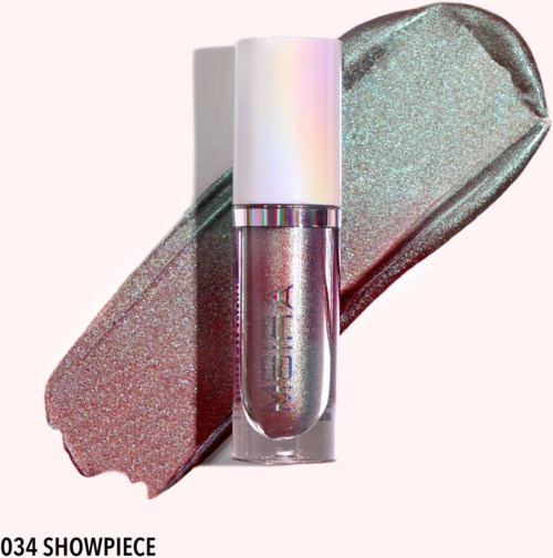 Lipgloss in durchsichtigem Behälter mit schimmernder, glitzernder, lila Farbe auf holografischem, glitzerndem Hintergrund.