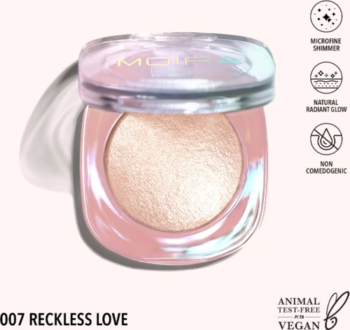 Kompaktowy produkt do makijażu z połyskującą, świecącą powierzchnią w przezroczystym pojemniku, oznaczony 'Reckless Love'.