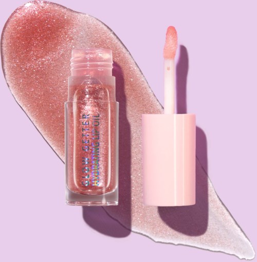 Roze glitter lipgloss fles met applicator op lavendelachtergrond, glanzende glitterveeg erachter.