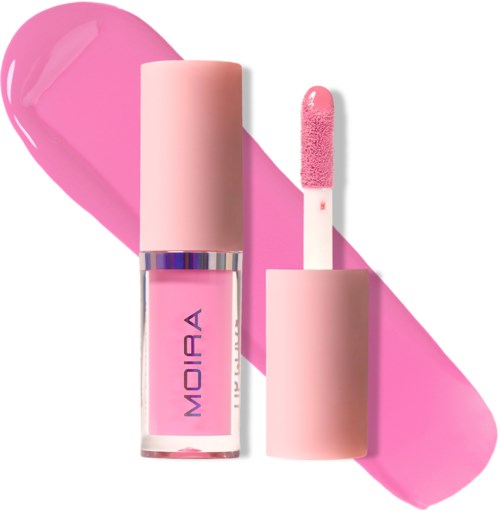 Roze nagellakfles met open deksel, met kwast en roze lak op roze achtergrond.
