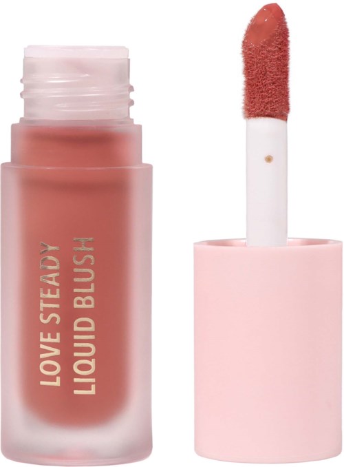 Różowy napój z aplikatorem z gąbki, oznaczony 'Love Steady Liquid Blush'.