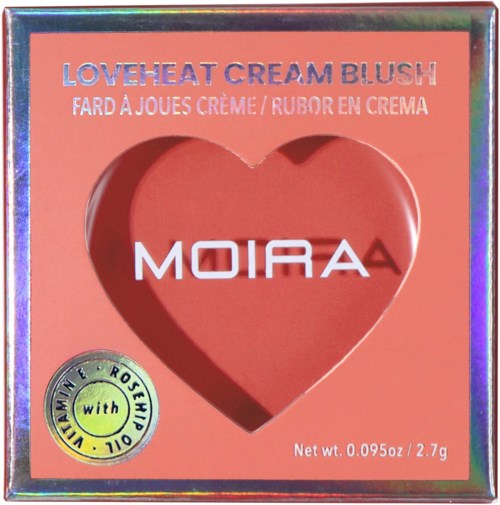 En rosa förpackning med ett hjärtformat fönster som visar MOIRA och produktdetaljer för en blush med nyponskkeleöljus.
