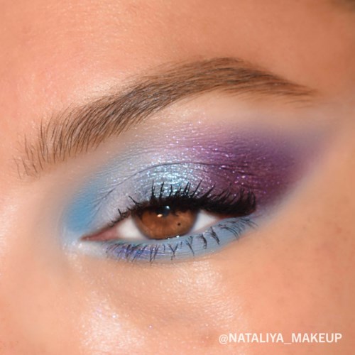 Augen-Makeup mit blauen, lila und glitzernden Tönen, Fokus auf Wimpern und Brauen.