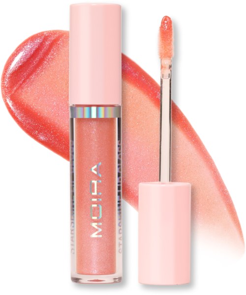 Lippenbalsem met roze verpakking, een applicator en een swatch van perzikachtige lippenkleur op een witte achtergrond.