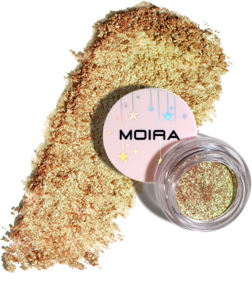 Goudkleurige losse glitters met een roze etiket met 'MOIRA' en een kleine glascilinder met glitter ernaast, op een witte achtergrond.