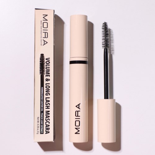 En mascara-flaska med en vinge och en låda som är märkt "Moira Volume & Long Lash Mascara."