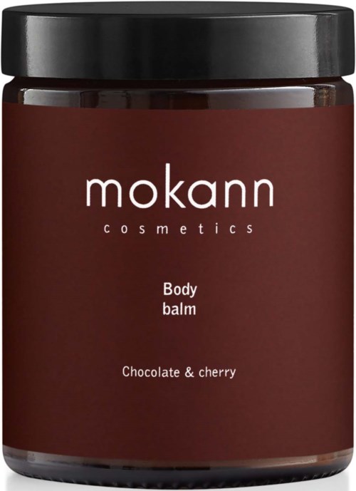En brun krukke med svart lokk. Etiketten sier "mokann cosmetics Body balm" med "Chocolate & cherry".