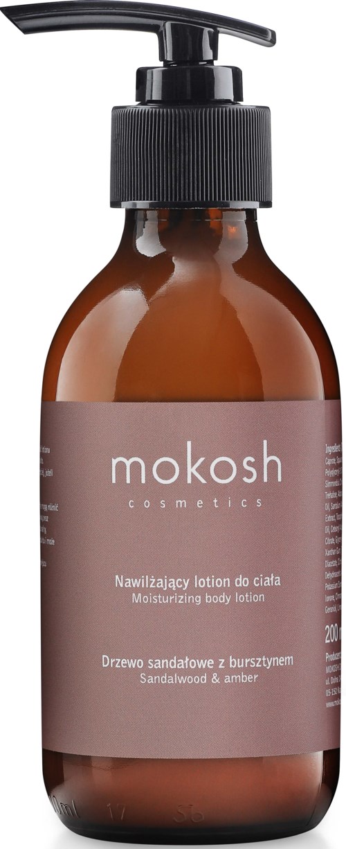 En brun flaske med svart pumpe inneholder fuktighetsgivende kroppslotion med duft av sandeltre og rav, merket 'mokosh cosmetics'.