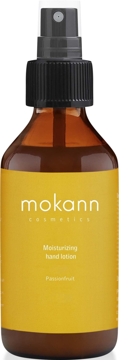 En brun sprayflaske med sort låg og gul etikette, der der står 'mokann cosmetics Moisturizing hand lotion Passionsfruit.'