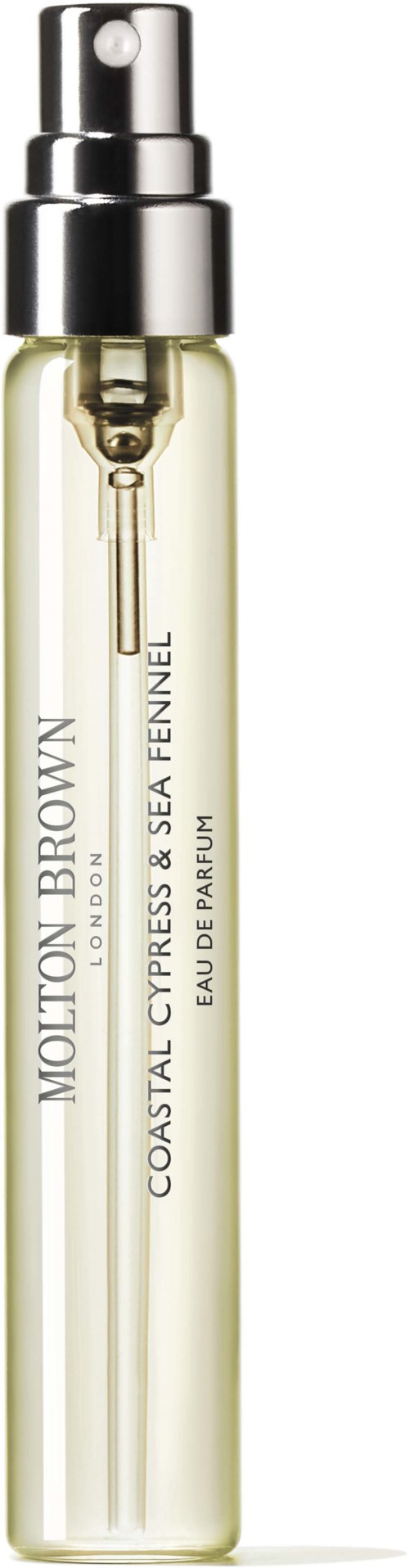 En sprayflaske med gennemsigtig væske, sølvhætte og label med teksten 'Molton Brown Coastal Cypress & Sea Fennel.'