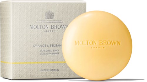 En rund tvål med doft av apelsin och bergamot, märkt Molton Brown, bredvid en vit förpackning.