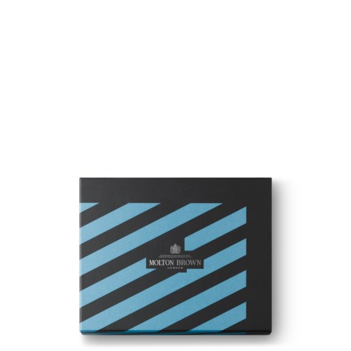 En sort boks med blå diagonale striber og en logo, der siger 'Molton Brown London' på forsiden.