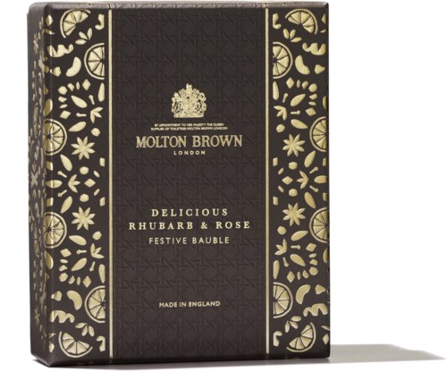 Tumma laatikko kultaisilla sitrussuikaleilla ja kukkakuviolla, jonka merkki on Mollon Brown London Rhubarb & Rose bauble.