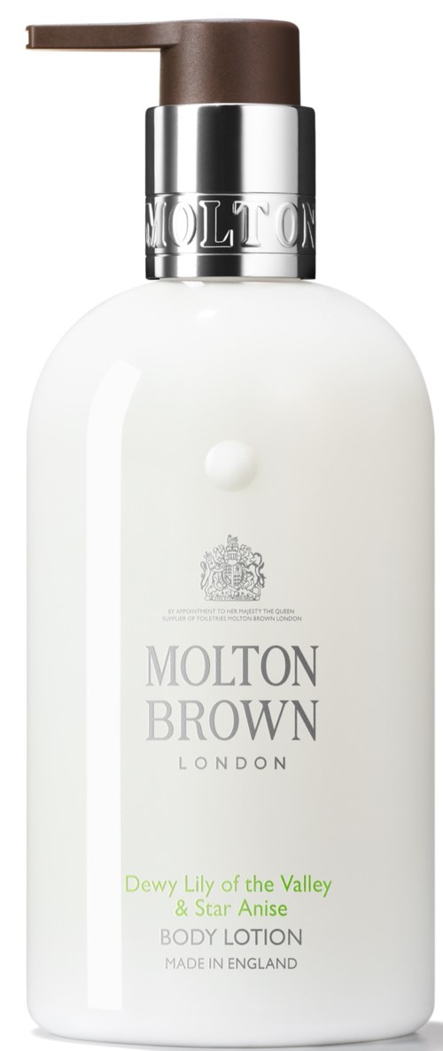 Bildet visar en vit kroppslotionflaska med pump, märkt Molton Brown London, Dewy Lily och Star Anise.