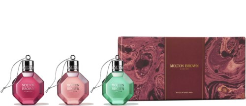 Et sett med tre fargerike parfymeflasker og en dekorativ eske. Flaskene er rosa, fersken og grønn, med sølvhett.