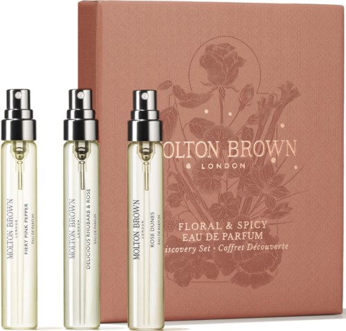 Tre parfymflaskor framför en rosa blomsterbox med blomsterillustrationer och märket Molton Brown London.
