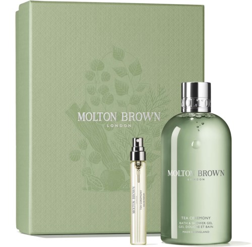 En grön låda med bladdesign, två flaskor från Molton Brown London, en stor och en liten.