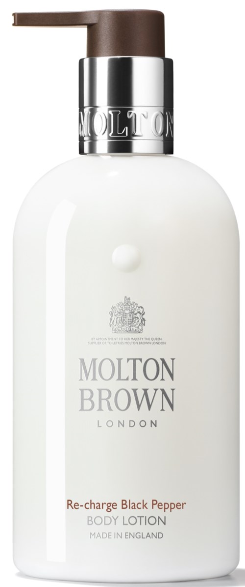 En vit lotionflaska med brun pump, märkt Molton Brown Re-charge Black Pepper Body Lotion.