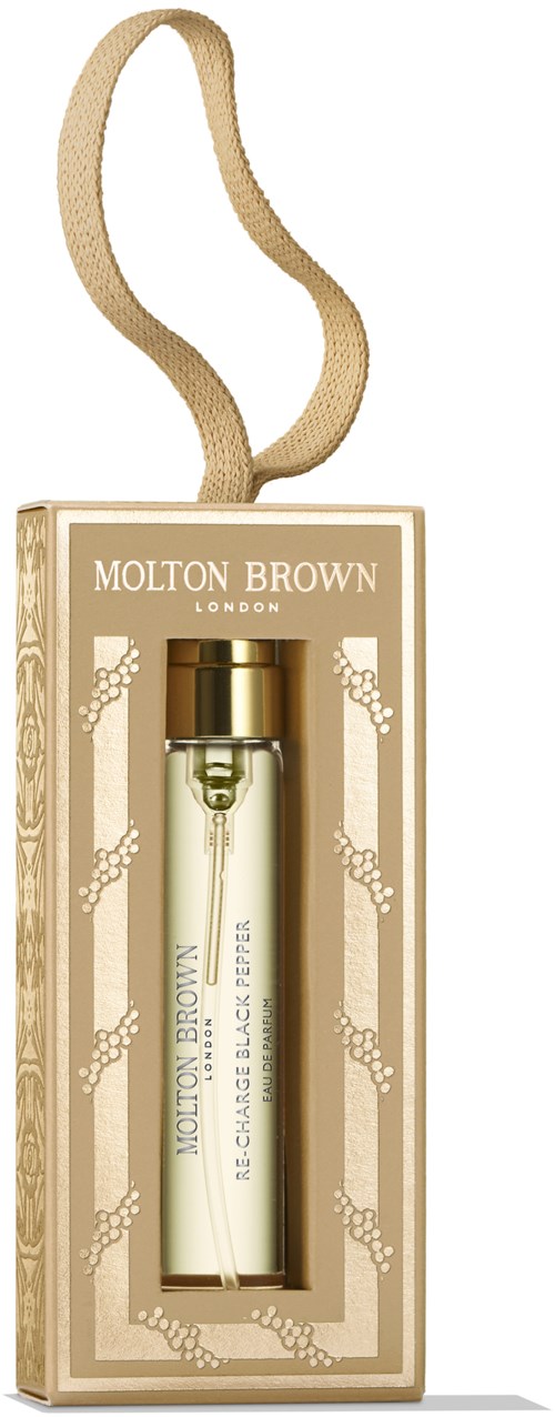 Ein Parfümflasche in einer beigen Verpackung mit einem Hängeband, gekennzeichnet Molton Brown, London, und schwarzer Pfeffernote.