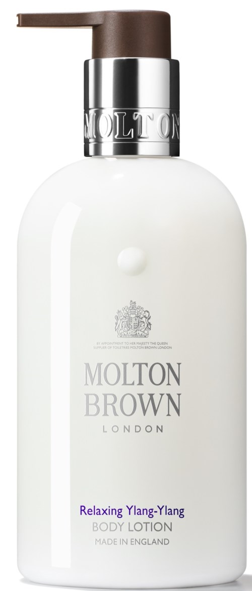 En vit kroppslotionflaska med brun pump, märkt Molton Brown London, avslappnande Ylang-Ylang doft.