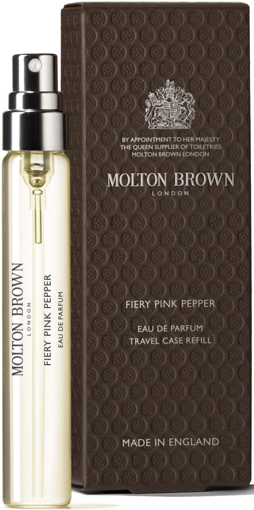 En klar parfym sprayflaska bredvid en brun texturerad box med etiketten Molton Brown Fiery Pink Pepper.