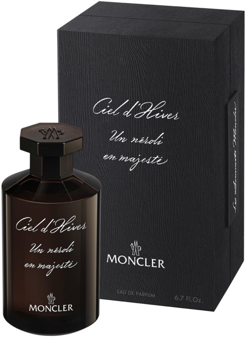 En mörk parfymflaska och en svart förpackning med elegant vitt text och varumärke. Förpackningen säger 'Ciel d'Hiver' och 'Moncler'.