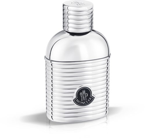 En glänsande silver parfylflaska med ribbad design och Moncler-logga på framsidan.