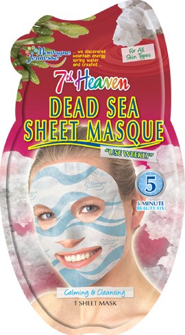 En kvinne har på seg en blå og hvit arkmaske, smiler høflig. Pakningen er rød med grønne blader og produktdetaljer.